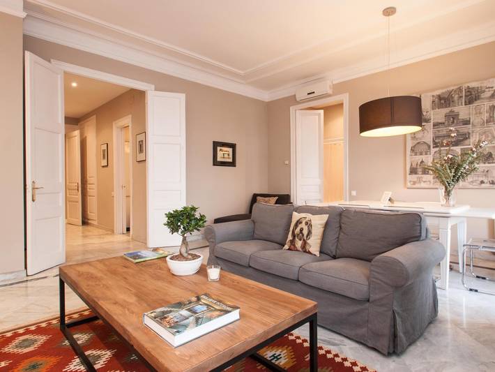 Apartamento vacacional entero, Apartamento Superior De Tres Dormitorios Con Terraza in Centro Barcelona, Barcelona