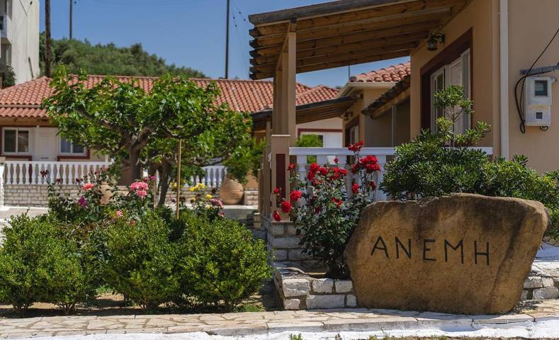 Ferienwohnung für 3 Personen, mit Balkon und Terrasse sowie Garten und Ausblick in Finikounda