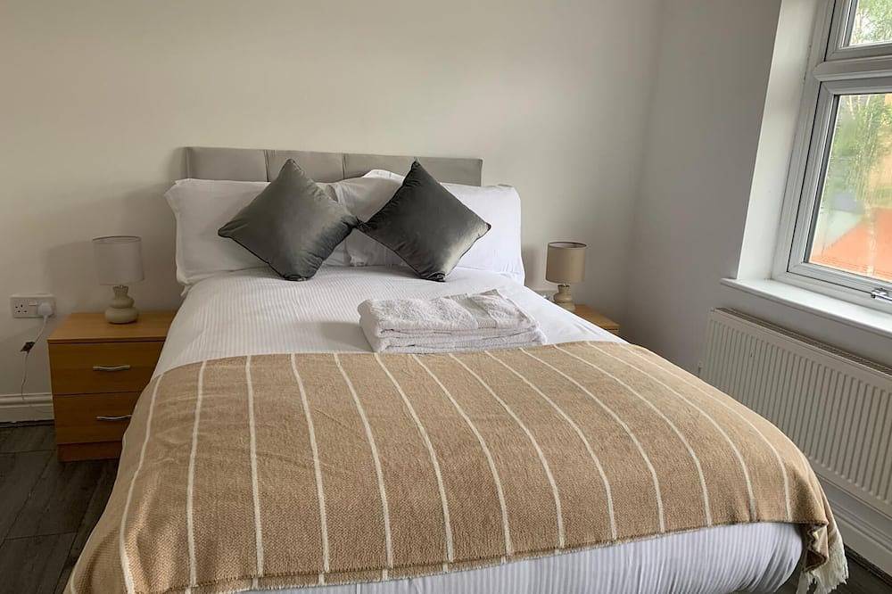 Entire apartment, Spacious 4Bed Home Near Woking Attractions & Nature suitable for family &friends in Woking, Surrey