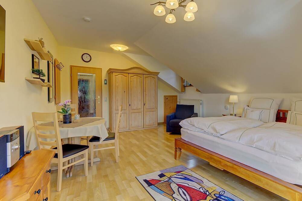 Ganze Wohnung, Studio \"Predigtstuhl\" - Balkon mit Morgensonne in Spiegelau, Ostbayern