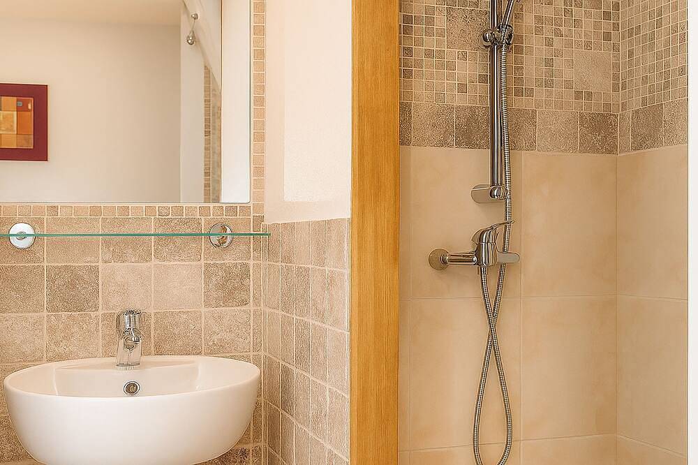 Appartement entier, Porto-Vecchio , T2 indépendant dans villa, terrasse couverte, jardin, clim, Wifi in Porto-Vecchio, Arrondissement de Sartène