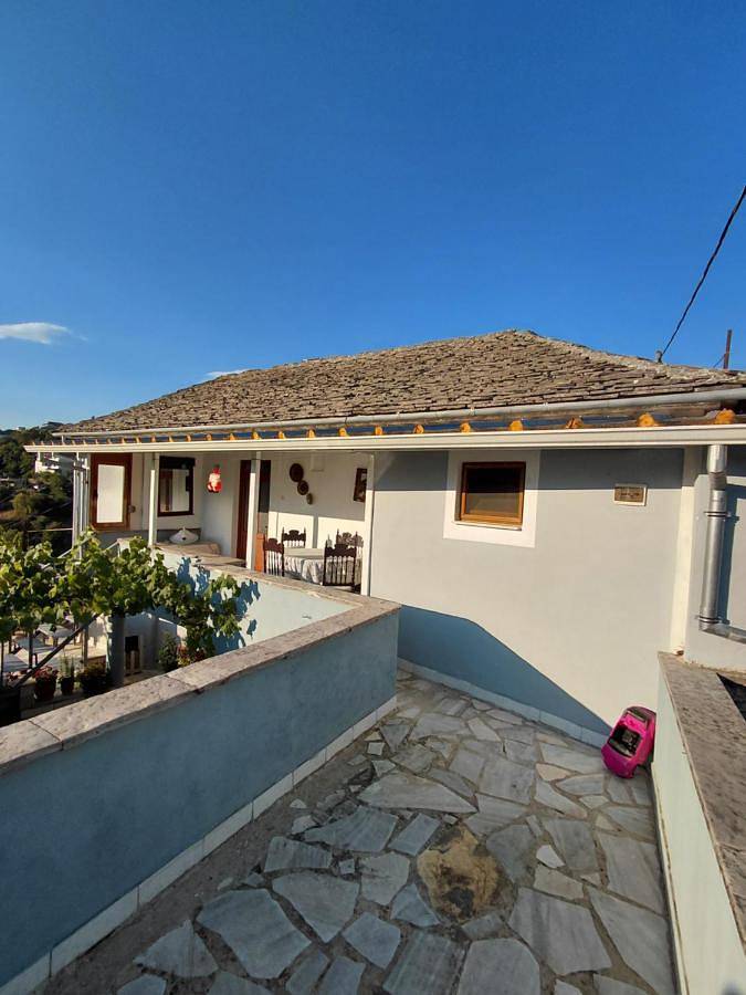 Maison d’hôte pour 3 personnes, avec jardin et vue dans Gjirokastër
