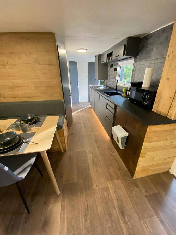 Camping pour 4 personnes, avec piscine ainsi que jardin et terrasse