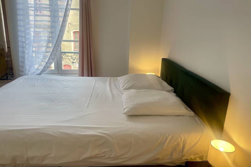 Entire apartment, Le Paul Bert-Apartment-Apartment-Ensuite with Shower-City view in Auxerre, Auxerre region