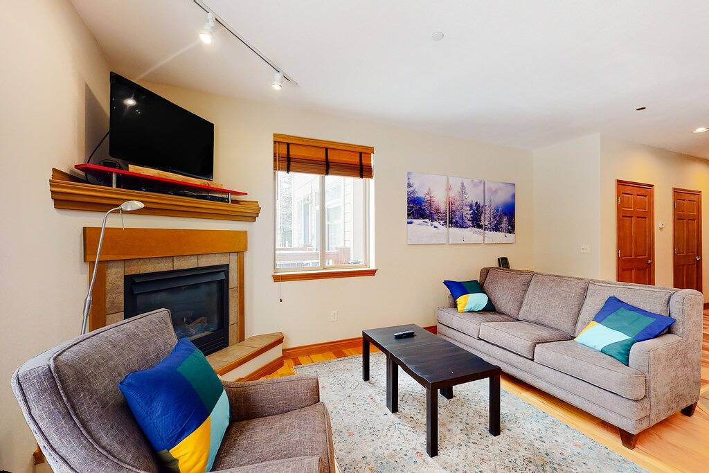 Ganze Wohnung, Mountain Condo by the River & Town w/ Shared Hot Tub, Private Balcony, & Wifi in Silverthorne, Arapaho and Roosevelt National Forests