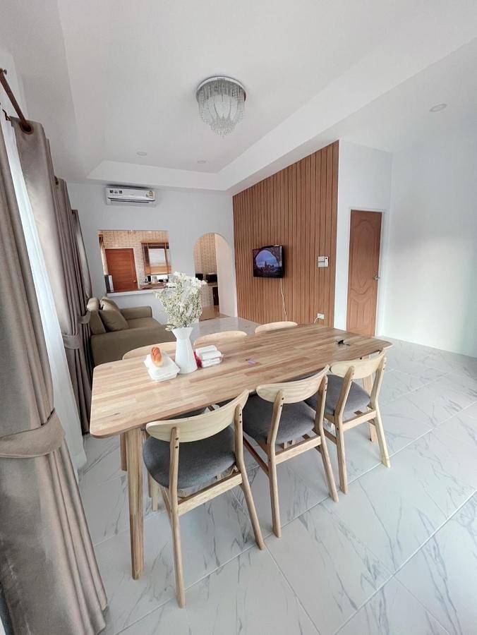 Location de vacances pour 6 personnes, avec terrasse ainsi que piscine et jardin, animaux acceptés dans Ban Bang Saen