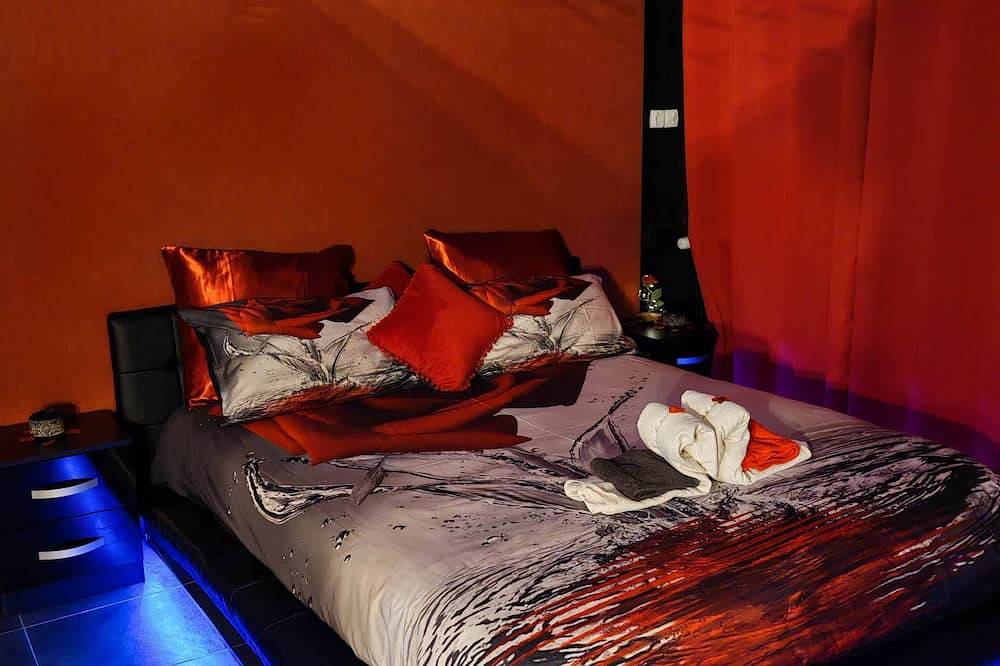 Ganze Wohnung, L'escale du Donon - Black apartment - Lovers' night with jacuzzi in Michelbrunn, Niederrhein Elsass