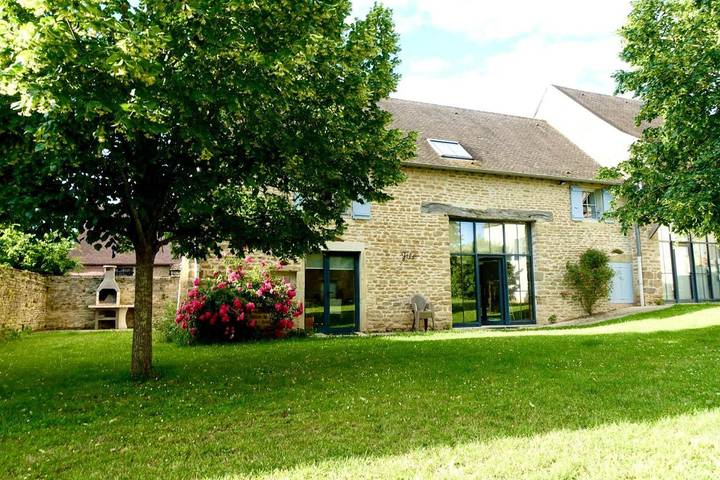 Location de vacances pour 14 personnes, avec jardin, animaux acceptés dans Saint-Clément-sur-Guye