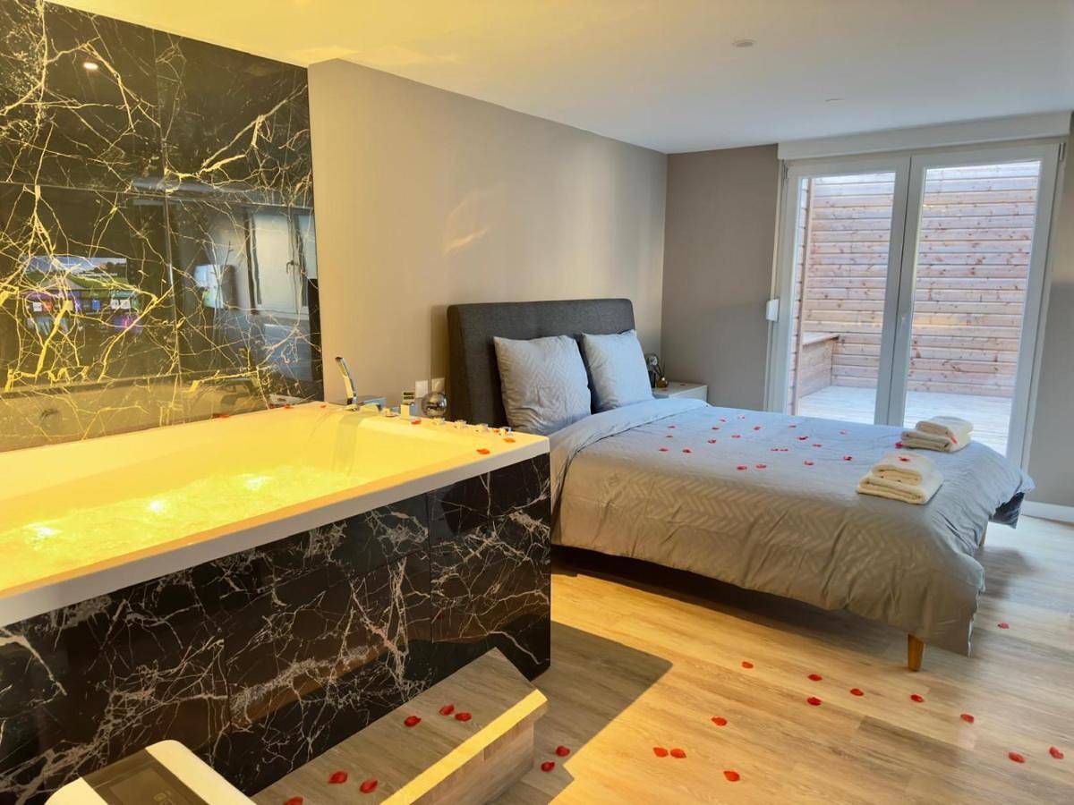 Appartement entier, Suite Romantique - Balneo Privé - Parking in Cuincy, Département Nord