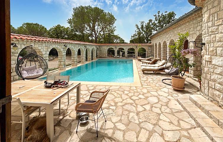Charming 340m² Apartment with Pool, Terrace & Wi-Fi near Saint-Vallier in Saint-Vallier-de-Thiey, Cannes region