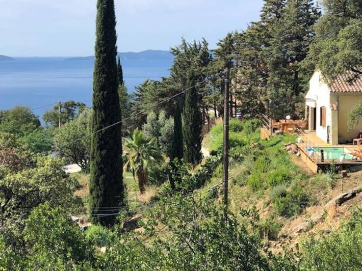 Villa pour 6 personnes, avec piscine et vue ainsi que jardin et terrasse, animaux acceptés dans Le Lavandou