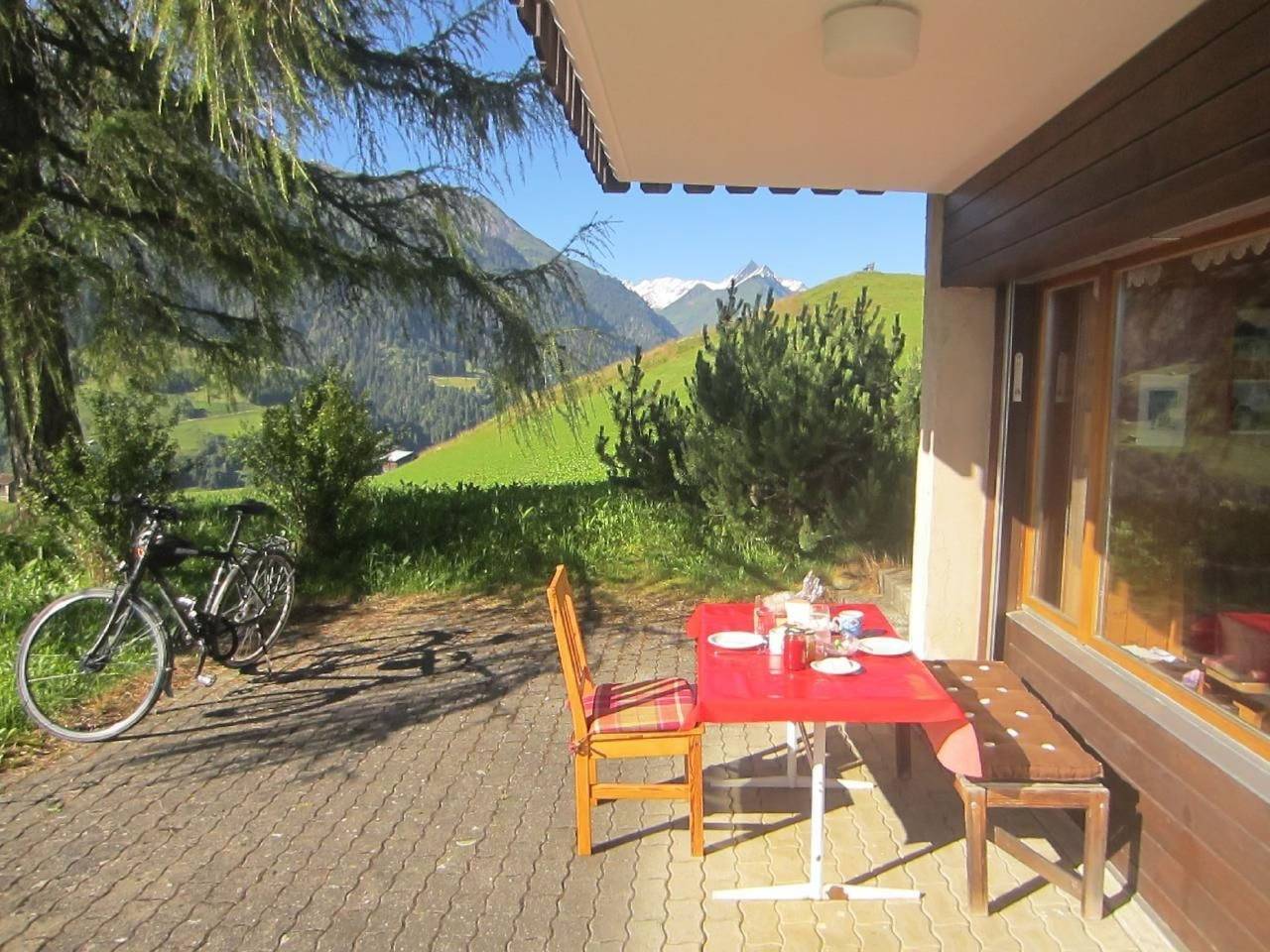 Ganze Wohnung, Sonnige Ferienwohnung mit Terrasse,idyllische Lage in Lumnezia, Obersaxen-Mundaun