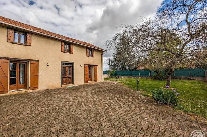 Gîte pour 6 personnes, avec jardin dans Le Cuing