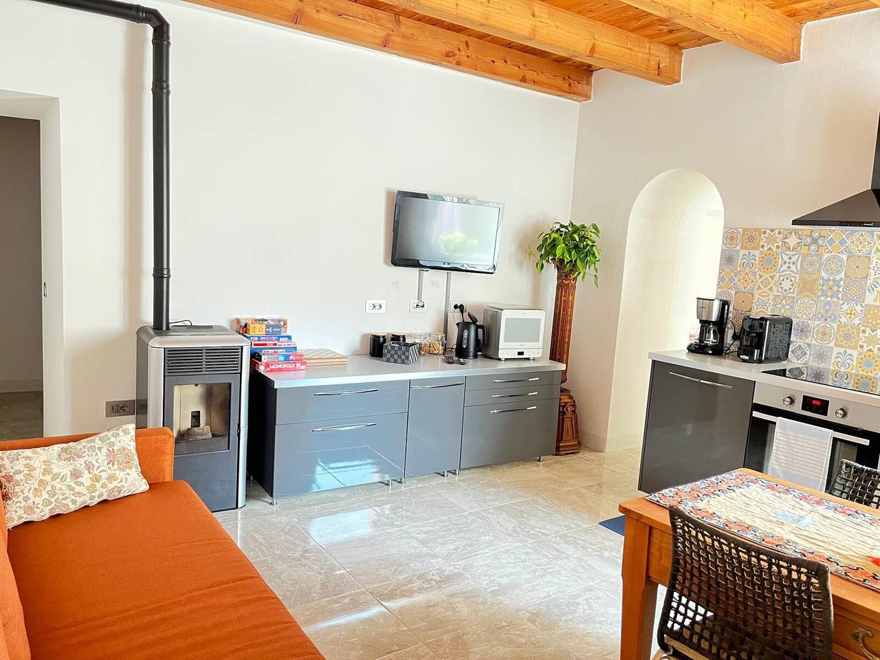 Appartamento intero, Appartamento 'Crooked House' con Vista Montagna, Giardino Privato e Parcheggio in Naggio, Grandola ed Uniti