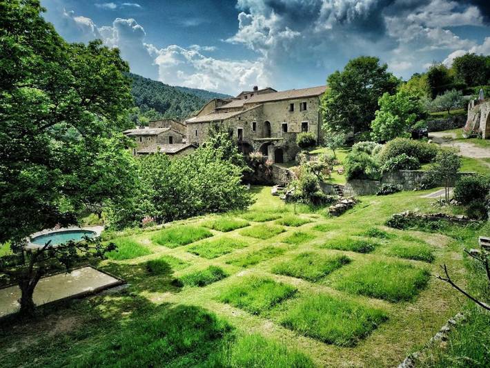 Location de vacances pour 4 personnes, avec piscine ainsi que vue et jardin, adapté aux familles à Sanilhac