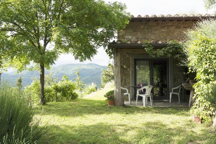 Chalet voor 2 personen, with Terras and Tuin as well as Uitzicht in Toscane