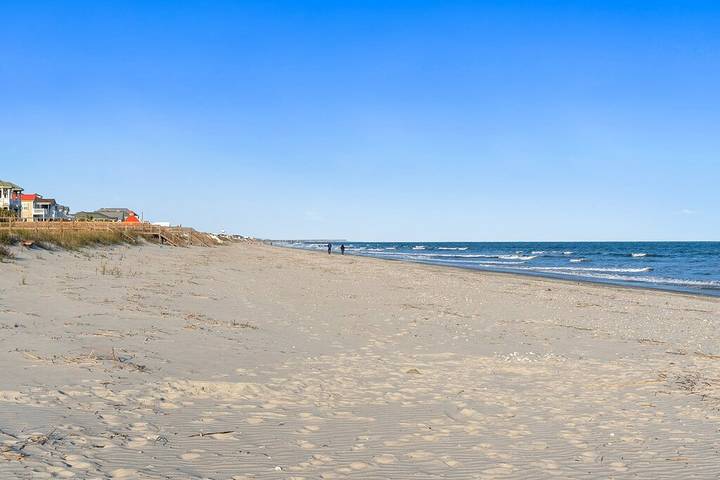 Vacation rental for 16 people, with pool and balcony in Ocean Isle Beach