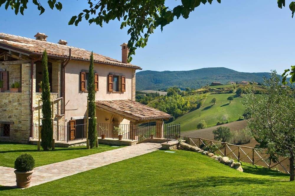 Ganze Wohnung, La Corte del Gusto - Der schwarze Maulbeerbaum Apt. mit Pool und einer atemberaubenden Aussicht in Arcevia, Ancona Provinz