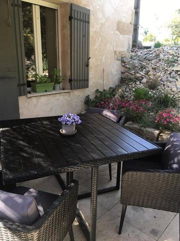 Gîte pour 4 personnes, avec piscine ainsi que vue et jardin, adapté aux familles à Boulbon