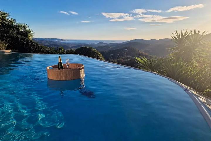 Location de vacances pour 10 personnes, avec vue et jardin à Les Adrets-de-l'Estérel