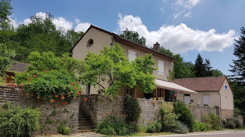 Chambre d’hôte pour 6 personnes, avec jardin à Saint-Sernin-du-Plain