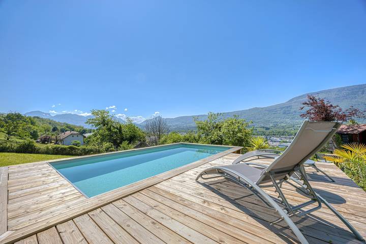 Location de vacances pour 10 personnes, avec Balcon et Terrasse ainsi que Jardin et Piscine à Voglans