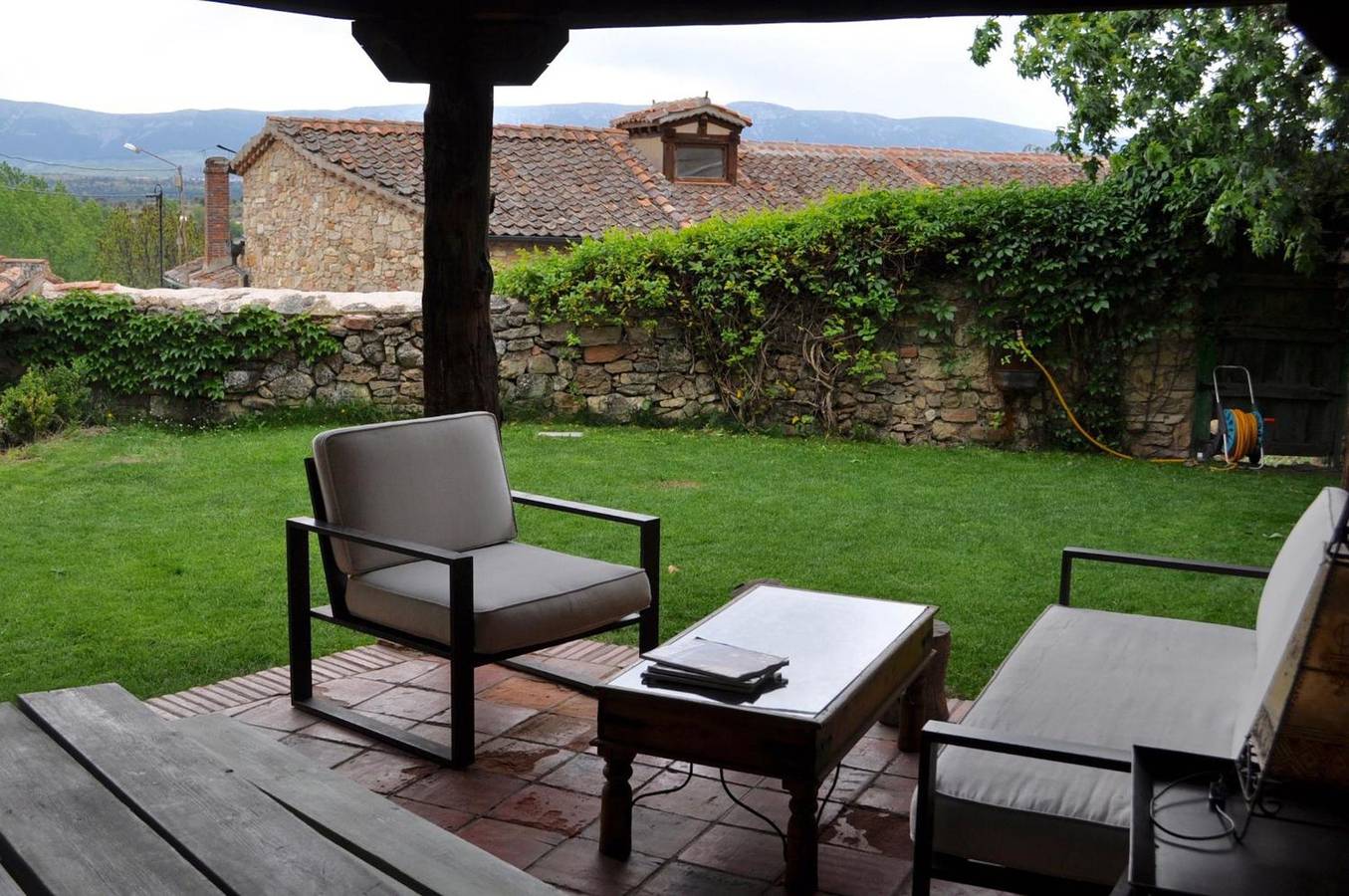 Ferienhaus 'La Casa Del Herrero' mit Bergblick, privatem Garten und Wlan in Requijada, Santiuste de Pedraza