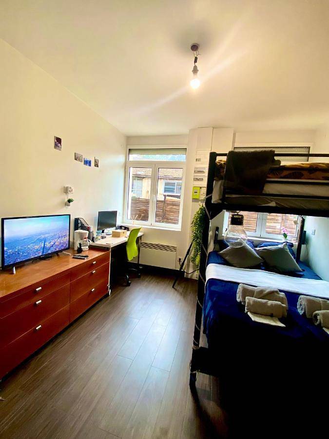 Appartement entier, One-Bedroom Apartment in Nanterre, Hauts-de-Seine