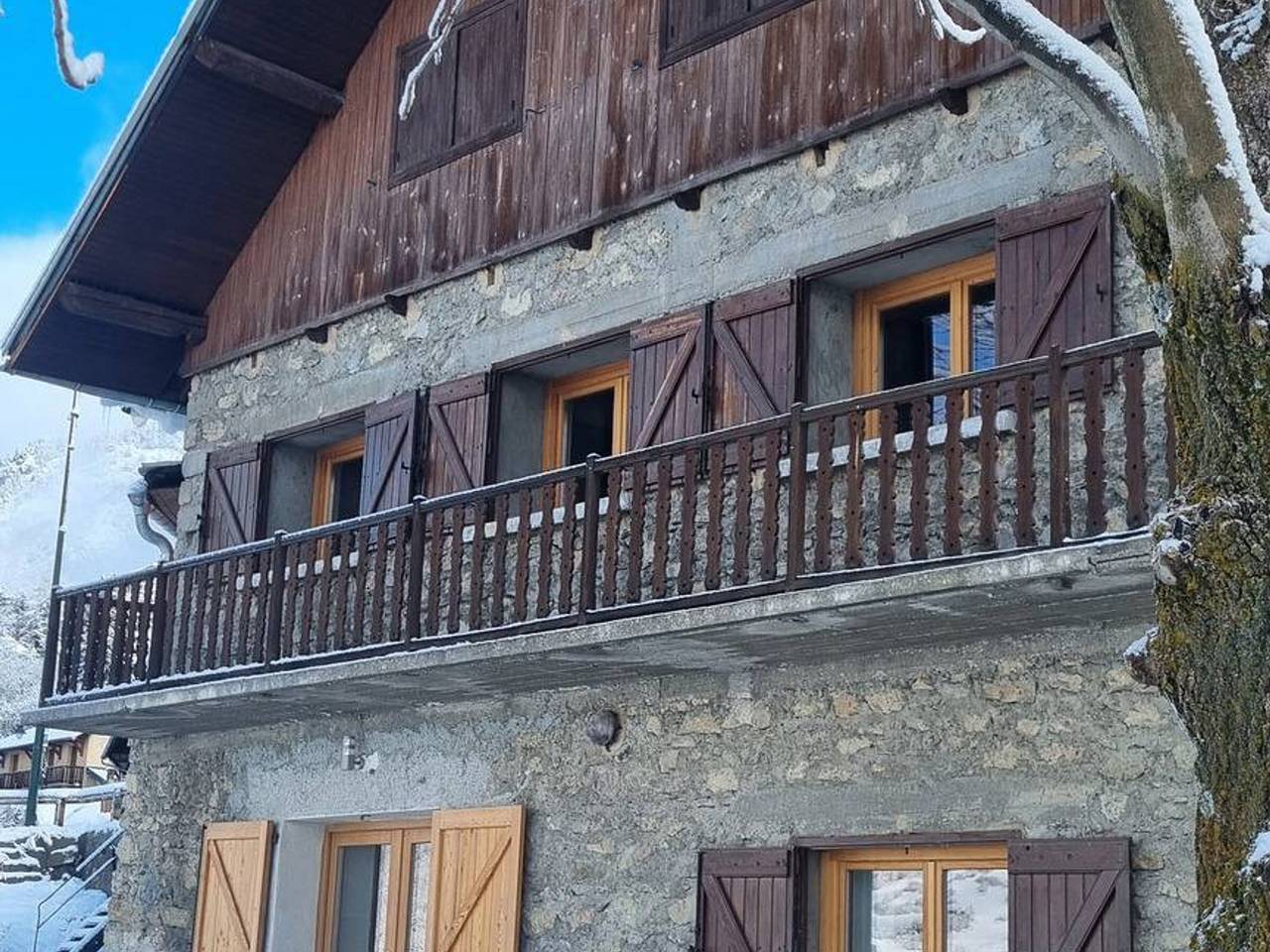 Apartamento entero, Chalet espacioso para 12 pers. en Vars con chimenea y jardín in Vars (station de ski), Vars