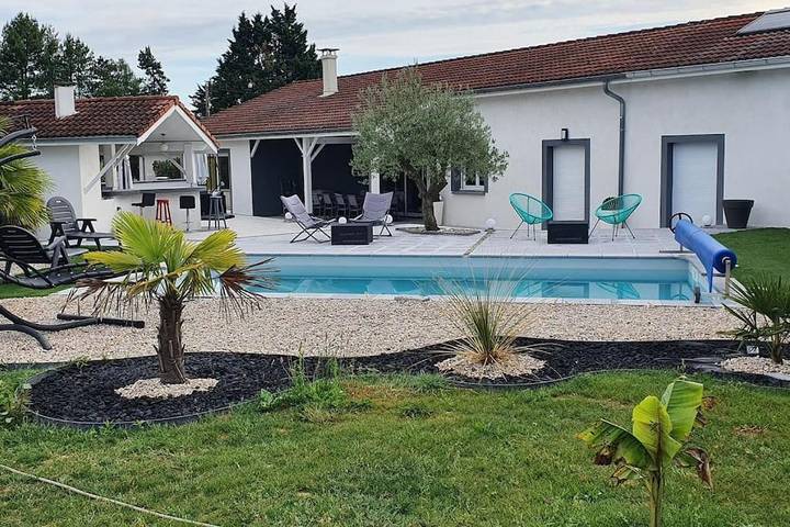 Location de vacances pour 12 personnes, avec piscine ainsi que terrasse et vue à Druillat