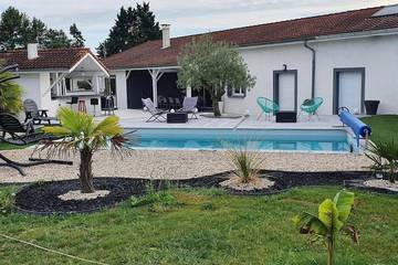 Cottage pour 12 personnes, avec vue ainsi que terrasse et piscine à Druillat