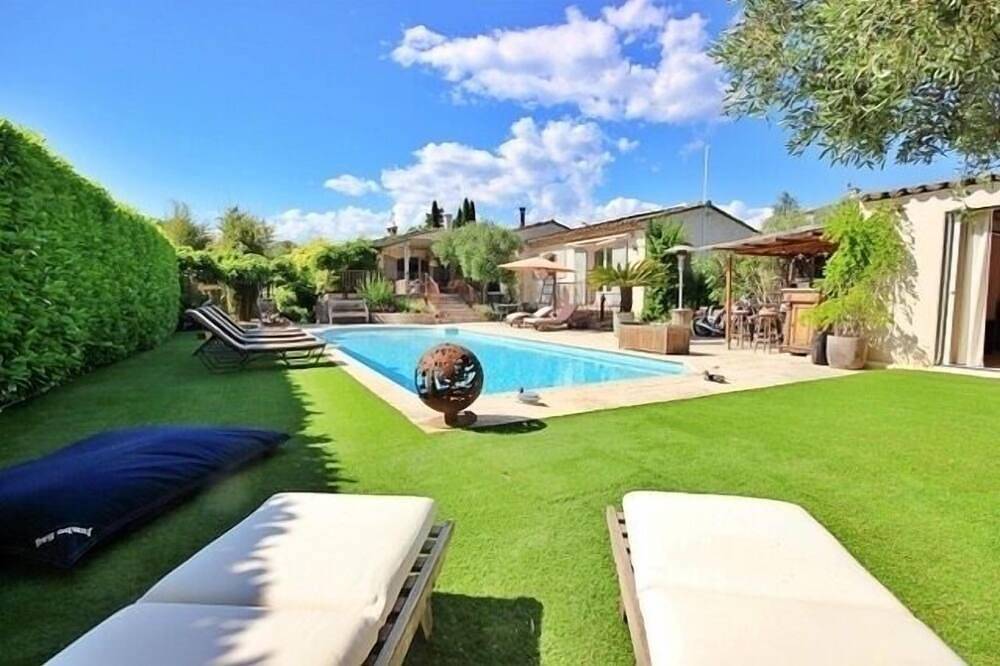 Warm summer Provencal villa, quiet, green, sunny, pisc/garden/jacu/petanque in Mouans-Sartoux, Cannes region