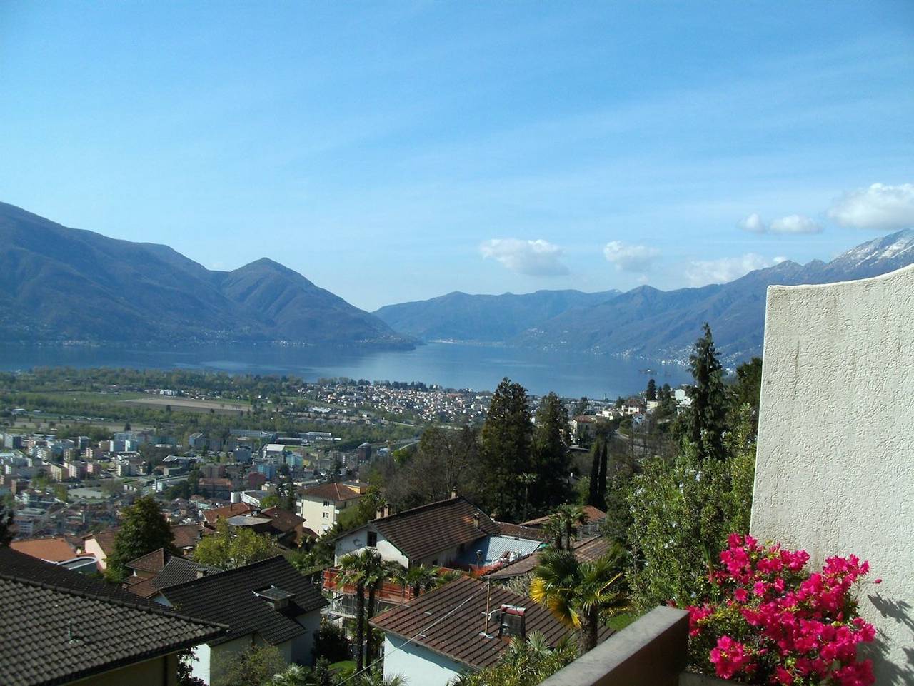 Ganze Wohnung, Eck-Wohnung im 3. Stock für 1-3 Personen. in Orselina, Tessiner Alpen