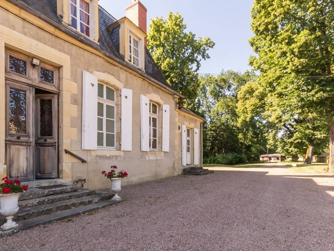 Séjour familial dans maison de maître avec parc, proche Nevers in Nièvre