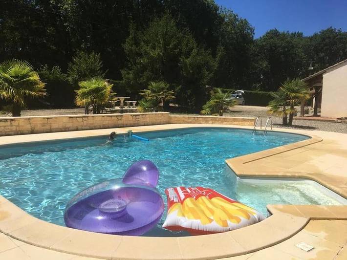 Location de vacances pour 6 personnes, avec Terrasse et Jardin ainsi que Piscine et Vue à Dévillac