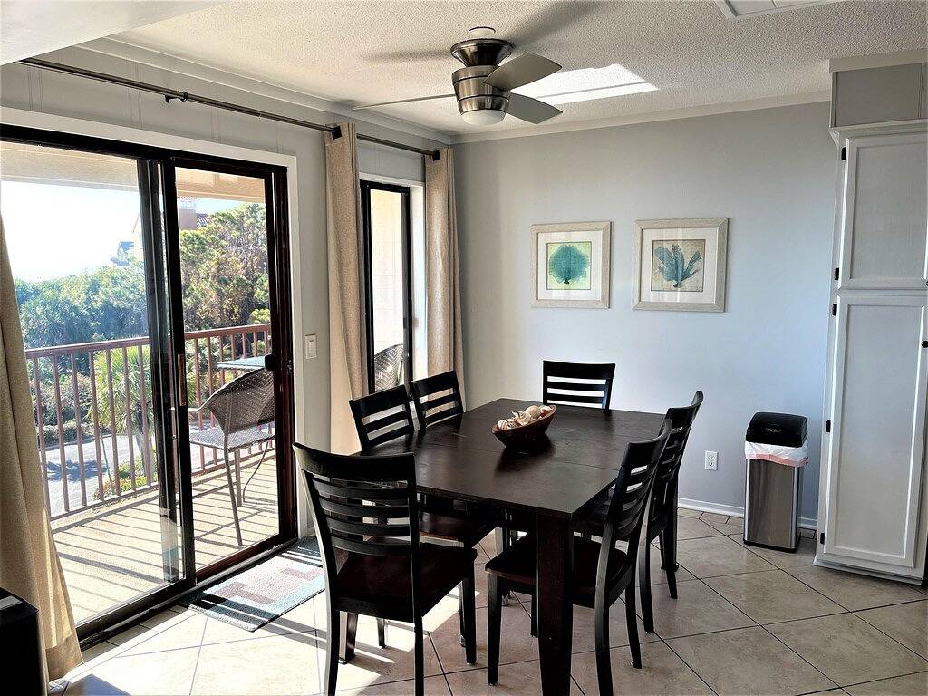 Ganze Wohnung, Oceanfront 3rd Floor Villa at Admiral's Row - Stunning Beach Views in Beaufort County