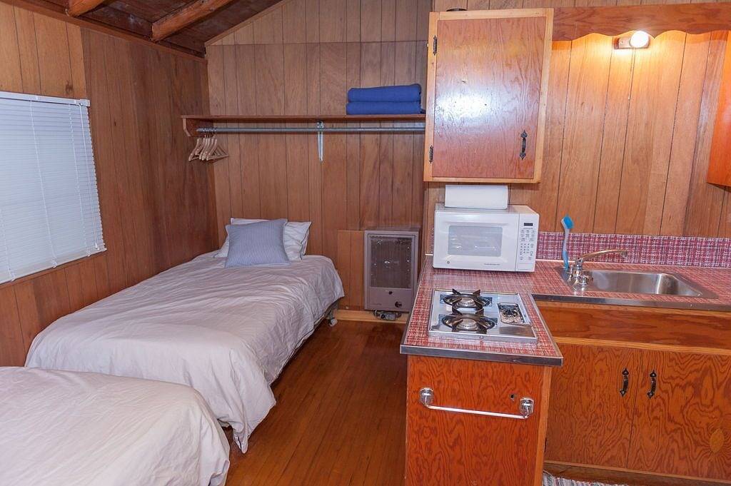 Kuusi (#6) - Cabin on Otter Lake, Manninen's Cabins in Houghton County