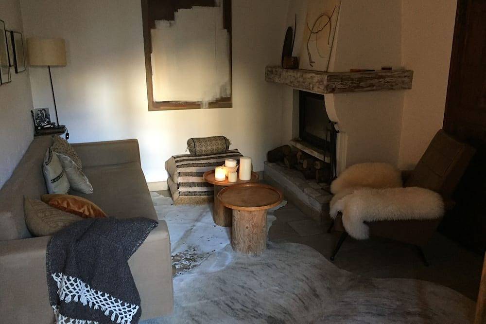 Charmant cottage provençal climatisé dans le centre du village avec jardin privé in Lourmarin, Parc naturel régional du Luberon