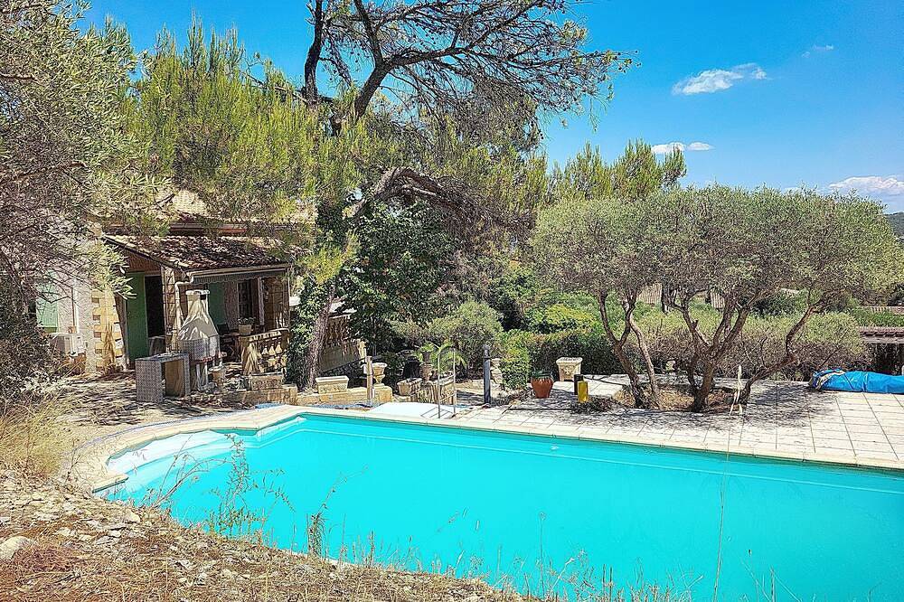 House with pool in the hills above Aramon in Aramon, Region de Nimes