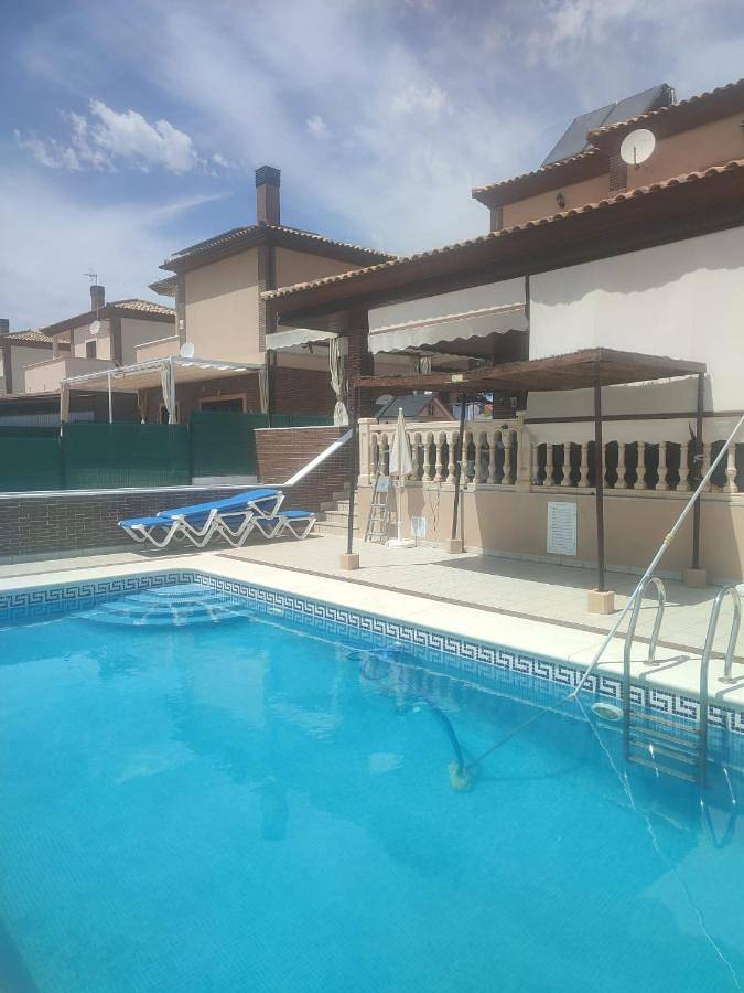 Casa de vacaciones para 8 personas, con jardín además de terraza y piscina - 1