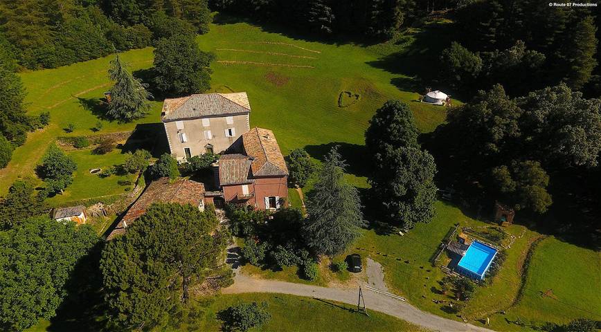 Gîte pour 4 personnes, avec terrasse et jacuzzi ainsi que jardin et piscine