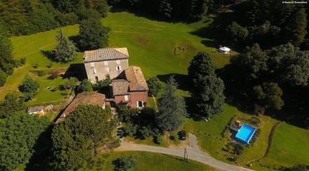 Gîte pour 4 personnes, avec jacuzzi et terrasse ainsi que jardin et piscine à Meyras
