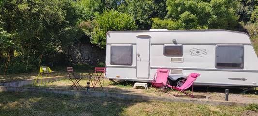 Caravane pour 2 personnes, avec terrasse, animaux acceptés à Prades-d'Aubrac