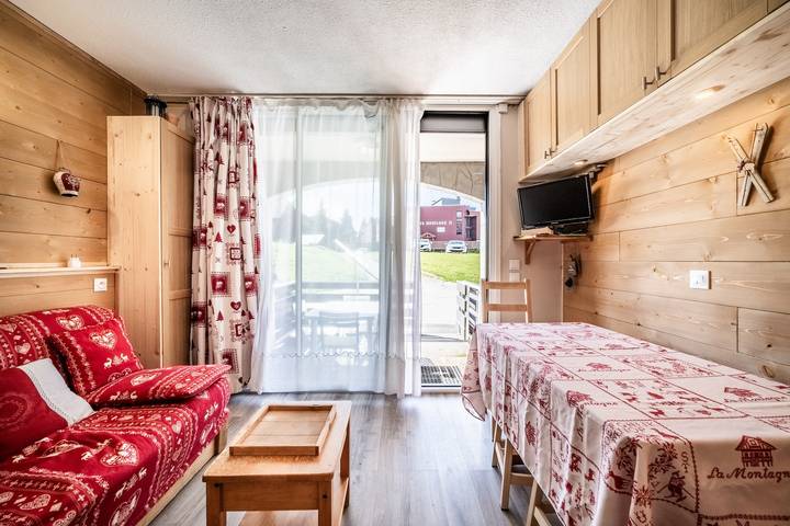 Hel lejlighed, Apartment 'Les Pralyssimes' with Mountain View, Private Terrace and Wi-Fi in Le Praz de Lys, Taninges