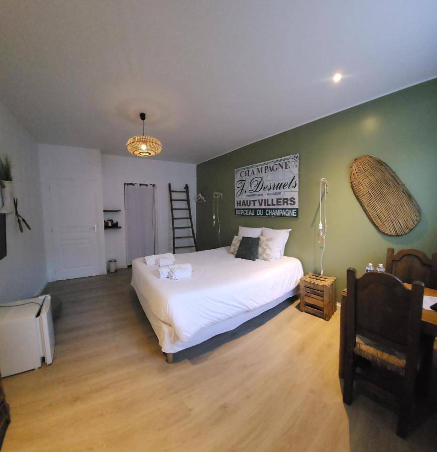 Chambres privées hyper-centre Epernay lit 160x200cm in Épernay, Marne