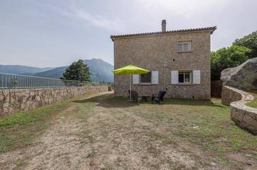 Gîte pour 4 personnes, avec terrasse et jardin à Chisa