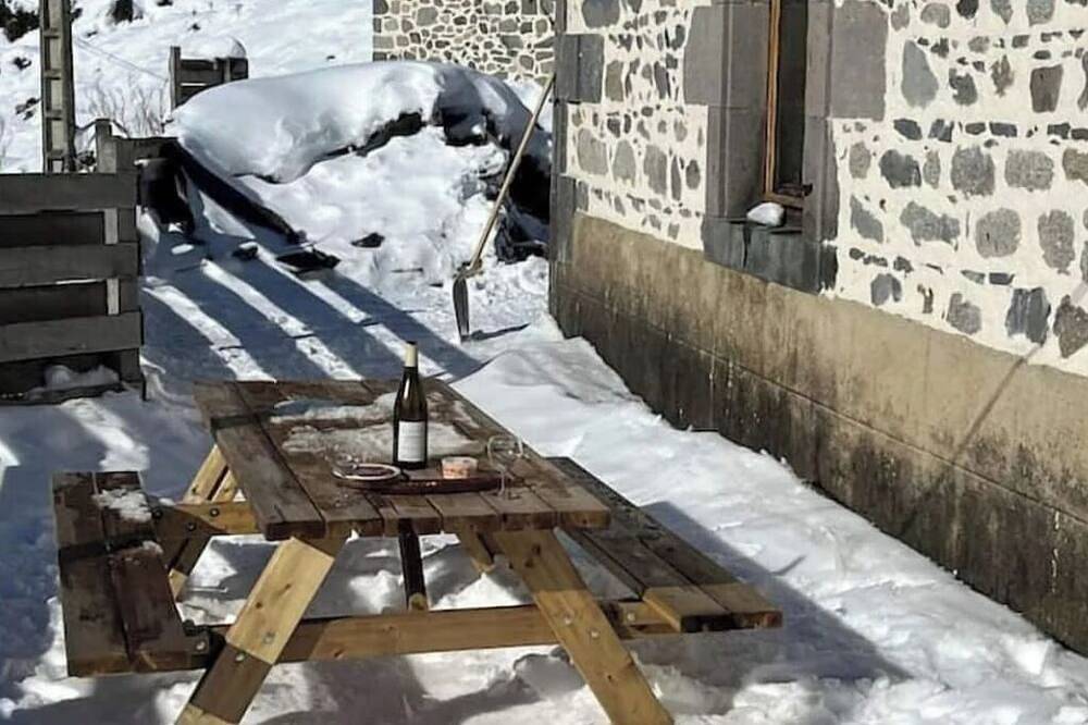 Holiday Home 'Maison De Famille De 1823' with Private Terrace and Wi-Fi in Chastreix, Volcans d'Auvergne Regional Nature Park