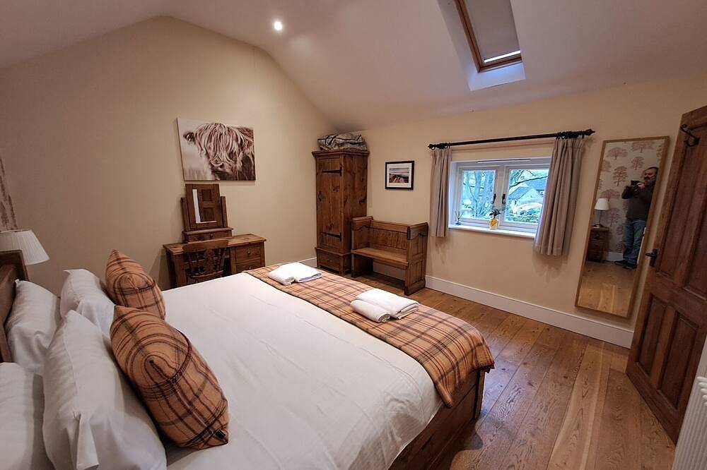 Luxury cottage with garden in Peak District near Chatsworth House, dog friendly in Baslow and Bubnell, Derbyshire