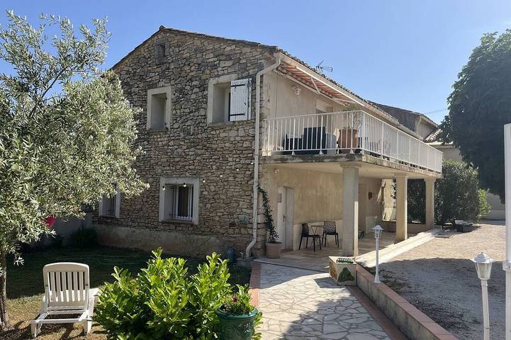Gîte pour 6 personnes, avec jardin à Vénéjan - 4