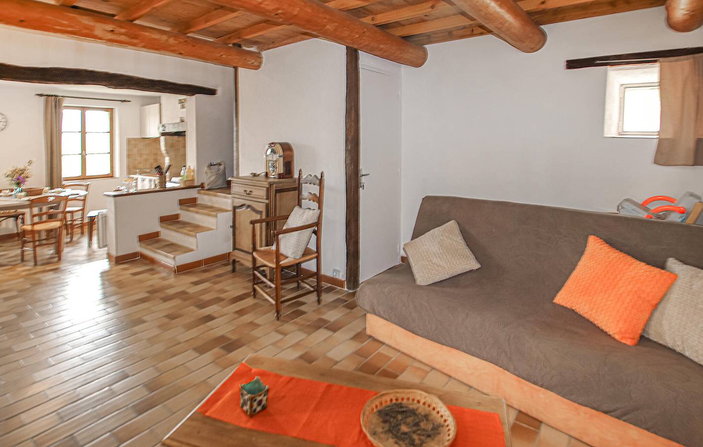 Appartement spacieux avec vue panoramique et garage près de la rivière L'Oule in La Motte-Chalancon, Région de Die